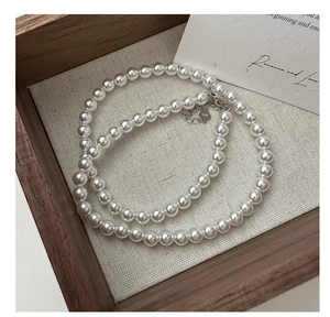 Dettaglio della collana di perle in argento S925 con ciondolo a cuore in scatola di legno