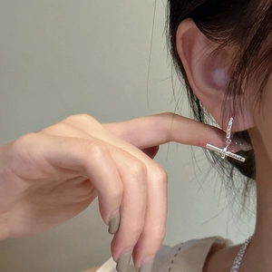 Boucles d'oreilles pendantes barre en T en argent sterling S925 sur modèle