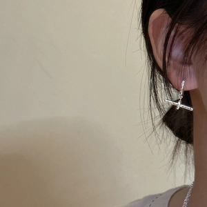 Boucles d'oreilles barre en argent sterling S925 avec gravure Korea portées