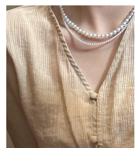 Dettaglio della collana a doppio strato in argento S925 con perle di dimensioni diverse