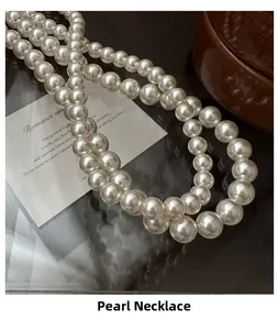 Détail d'un collier de perles en argent S925 brillant sur une carte poétique