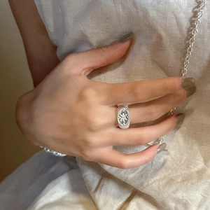 Anello vintage in argento s925 con esagramma inciso e motivo a stella al dito