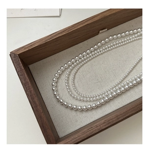 Dettaglio di collana di perle multistrato in argento S925 con lucentezza naturale