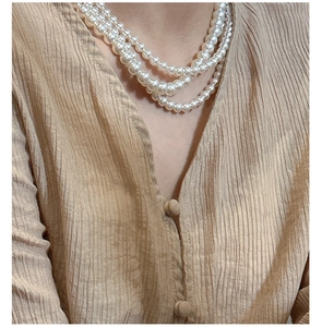 Gros plan sur l'élégant collier de perles multicouche en argent S925 sur le mannequin
