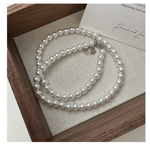 Dettaglio della chiusura in argento S925 e della collana di perle bianche lucide