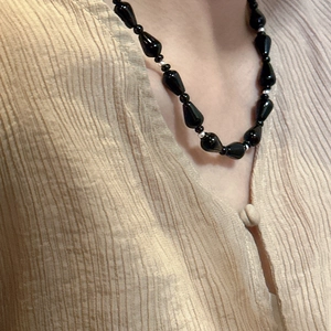 Retro S925 silver beaded necklace with black onyx teardrops on a female model