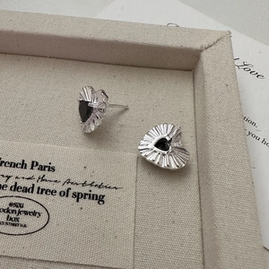 S925 silver heart stud earrings with black zircon and pleated texture design