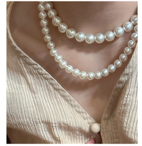 Gros plan du collier double rang en argent S925 avec de grandes perles blanches nacrées