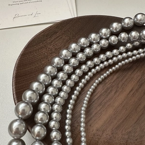 Collier en argent S925 avec perles gris argenté en quatre tailles sur plateau bois