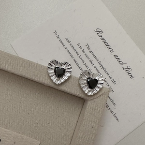 S925 silver heart stud earrings with black zircon stones and vintage pleated texture