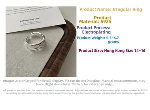 Vista dettagliata dell'anello ondulato in argento s925 con specifiche di misura e peso