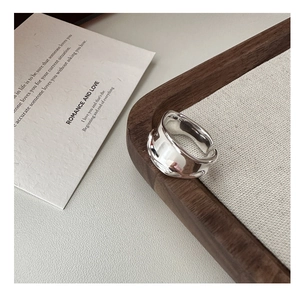 Dettaglio dell'anello ondulato in argento sterling S925 con texture irregolare