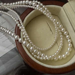 Collier de perles minimaliste en argent S925 dans un coffret à bijoux en bois vintage