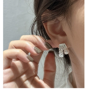 Nahaufnahme strukturierter S925 Silberohrring mit Perle am Ohr, minimalistisch