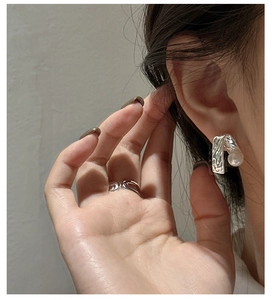 Detailansicht der S925 Sterlingsilber Ohrringe mit weißen Perlen und strukturiertem Ring