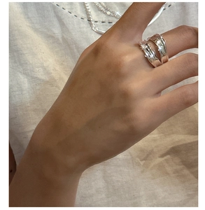 Close-up of minimalist s925 silver double-layered irregular wave ring worn by a model