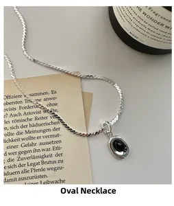 Detailaufnahme der S925 Silberkette mit einem ovalen schwarzen Onyx-Edelsteinanhänger