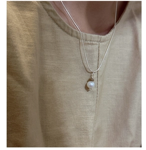 Vue détaillée du collier en argent sterling S925 avec pendentif perle blanche ronde