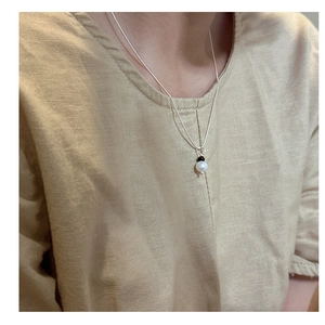Vue détaillée de la chaîne en argent S925 avec pendentif perle blanche et perle noire