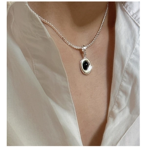 Detail der S925 Sterlingsilber Kette mit ovalem schwarzem Achat Anhänger am Hals