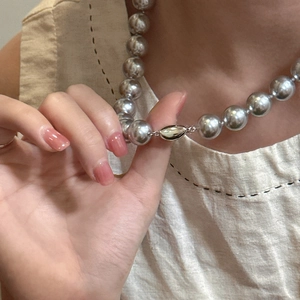 Minimalist S925 sterling silver necklace featuring a large silver-grey pearl and ball clasp