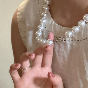 S925 silver necklace with a large round white pearl and a shell-shaped metal clasp