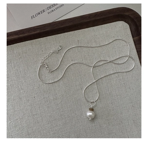 Détail du collier serpent en argent S925 avec perle d'eau douce et bille marron