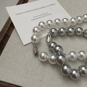 Elegant 10-12mm pearl necklace in white and grey with polished silver lobster clasp