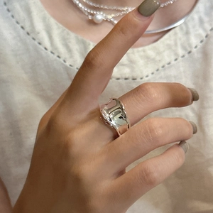 Anello largo a onda in argento sterling S925 lucido dal design geometrico minimalista