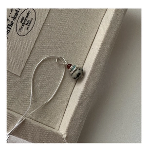 Détail du collier Saturne en argent S925 avec perles naturelles de turquoise et agate