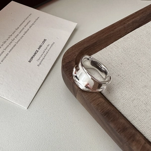 Anello ondulato minimalista in argento sterling S925 con design geometrico fluido