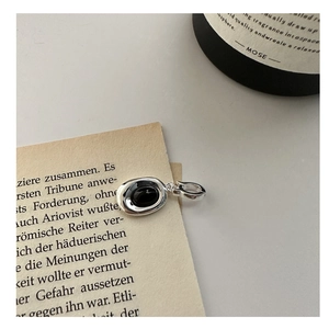 Makroansicht des S925 Silberanhängers im Liquid-Metal-Stil mit schwarzem Onyx-Stein