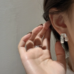 S925 Sterling Silber Ohrringe mit Hammerschlag-Textur und Perlen am Modell