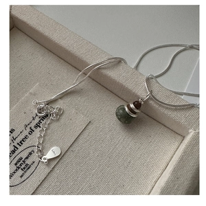 Vue détaillée du collier Saturne en argent S925 avec des pierres de marbre colorées