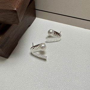 Moderne S925 Sterlingsilber Ohrringe mit texturierter Oberfläche und eleganter weißer Perle