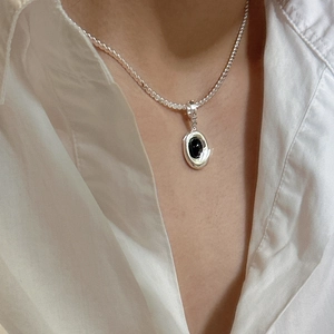 S925 Sterling Silber Halskette mit ovalem schwarzem Achat-Anhänger an einer Perlenkette