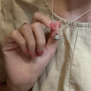 Collier Saturne en argent S925 avec perles colorées et chaîne fine style minimaliste