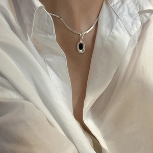 Halskette aus S925 Sterlingsilber mit ovalem schwarzem Onyx-Anhänger an Schlangenkette