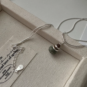 Collier élégant en argent S925 avec pierre verte et pendentif en fil en boîte à bijoux