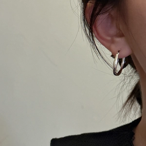 Minimalist S925 sterling silver C-shaped hoop earrings on female model side profile