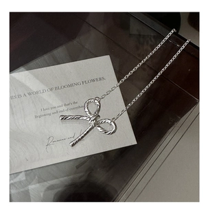 Detailed close-up of S925 sterling silver bow pendant with twisted rope texture design