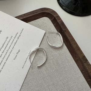 Minimalist S925 sterling silver C-shaped oval hoop earrings with a polished finish