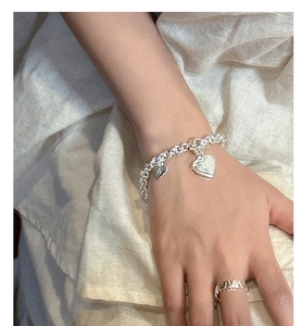 Nahaufnahme von S925 Sterling Silber Herz OT Kette Armband und Ring Set mit Gravuren