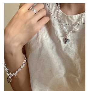 Detalle del conjunto de joyas de plata S925 con colgante de corazón lucky y cadena gruesa