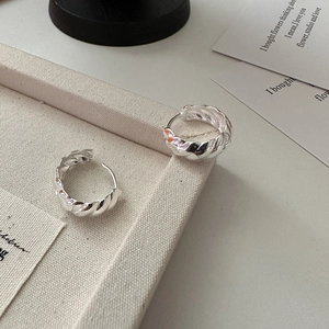 Polished S925 sterling silver croissant hoop earrings with twisted metal texture
