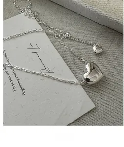 Vue détaillée du collier coeur en argent sterling S925 avec finition miroir et poinçon