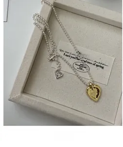 Dettaglio della collana a cuore in argento S925 placcato oro con logo mee inciso sopra