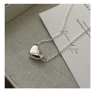 Détail du pendentif cœur en argent sterling S925 poli sur une chaîne délicate fine