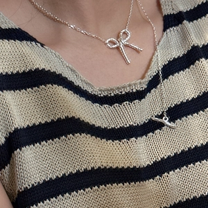 S925 sterling silver bow necklace with twisted texture and OT toggle clasp on model