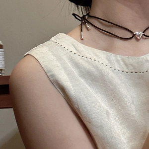 Minimalistischer S925 Silber Herzanhänger Choker mit brauner Schnur am Modell